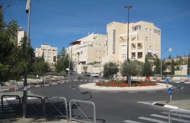 HEART OF JERUSALEM APARTMENT, WIFI , 2 BEDROOMS SLEEP 6+ peoplenwith parking.
