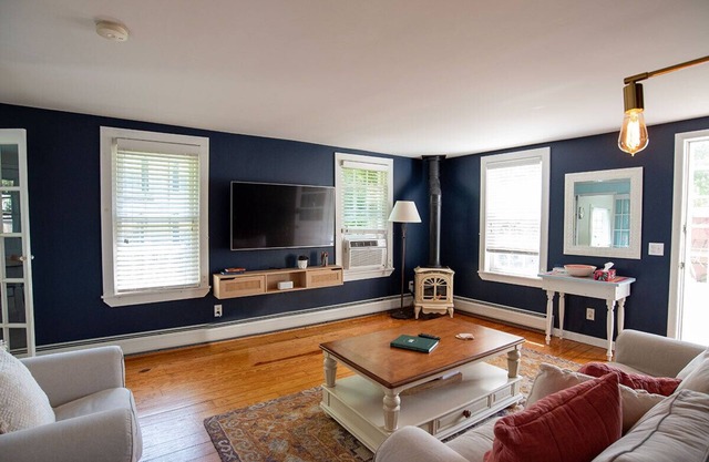 Heart of Lenox Walk to Town Cozy Cottage!