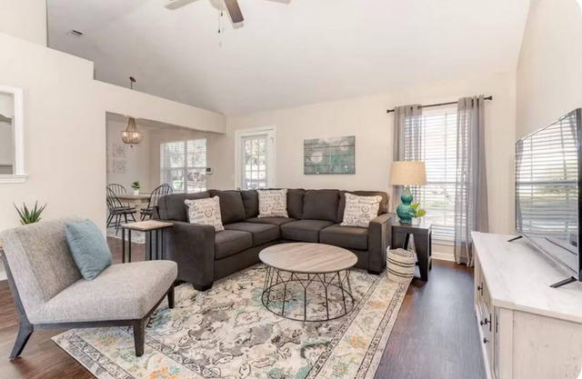 Heart of Pooler- Family friendly w/garage parking