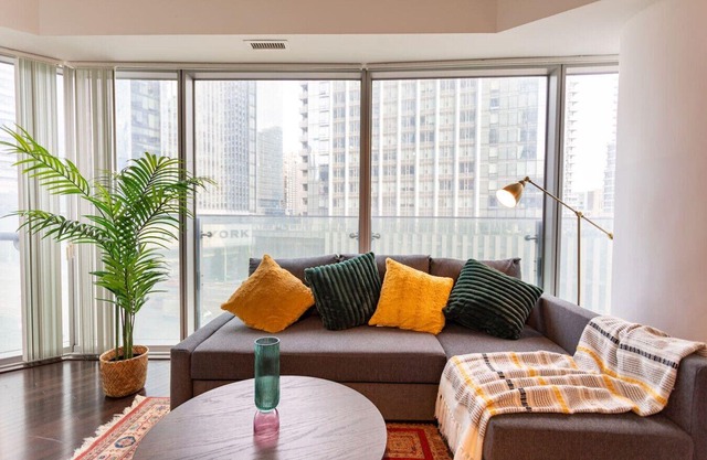 Heart of Toronto - 2BR - Free Parking