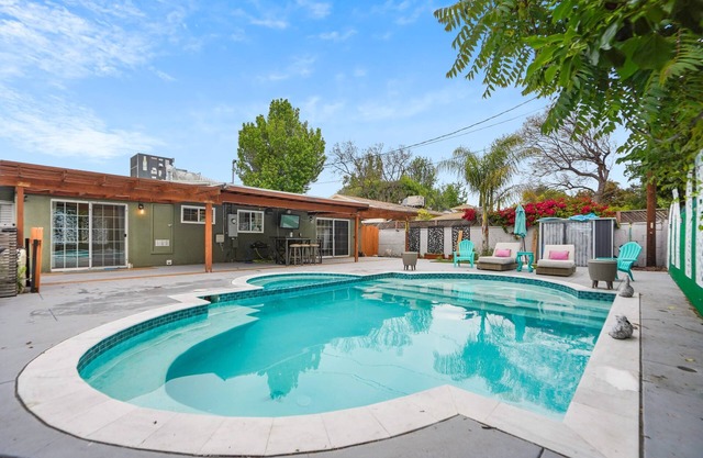 Heated Pool + Dog Friendly Gated 6 mi Universal.