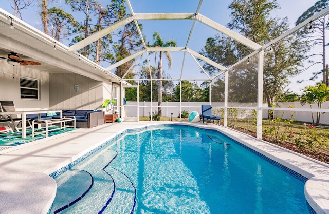 Heated Pool Home, Shuffleboard, Crib, 3 bed 2 bath, 25 min beach
