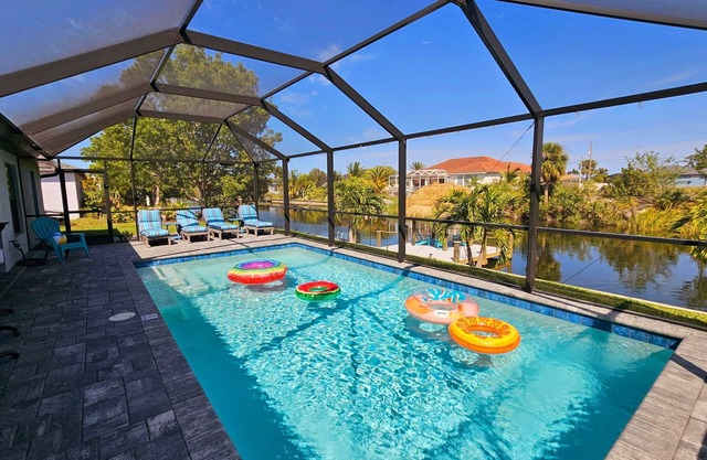 Heated Pool & Spa on a Canal + kayaks & ping pong