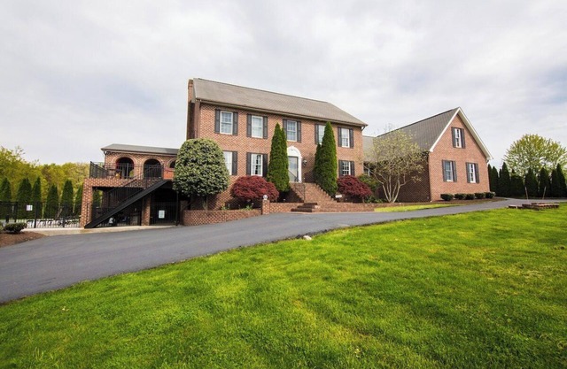 Heated Salt water pool & hot tub on 2.5 Acres