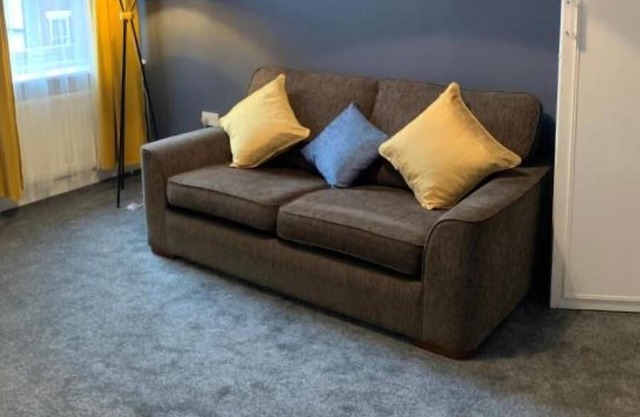 HEATON BEAUTIFUL 3 BED SERVICED APARTMENT SLEEP 8