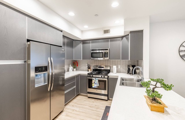 Heaven on Hollywood Boulevard Furnished Apartments