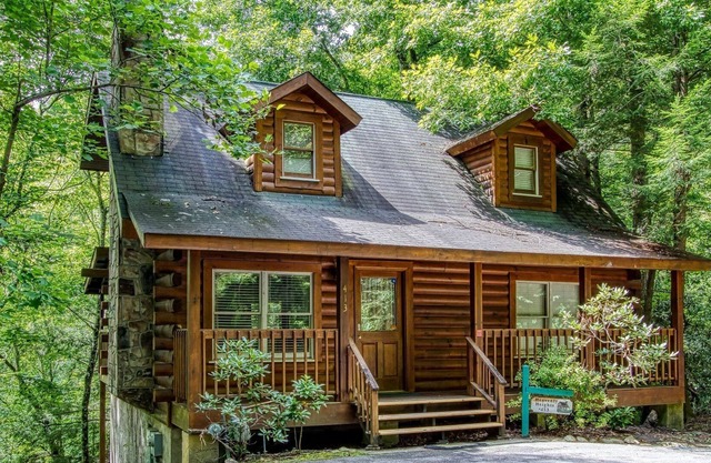 Heavenly Heights - Great Location! Close To All The Action! 2 Bedroom Cabin by Redawning