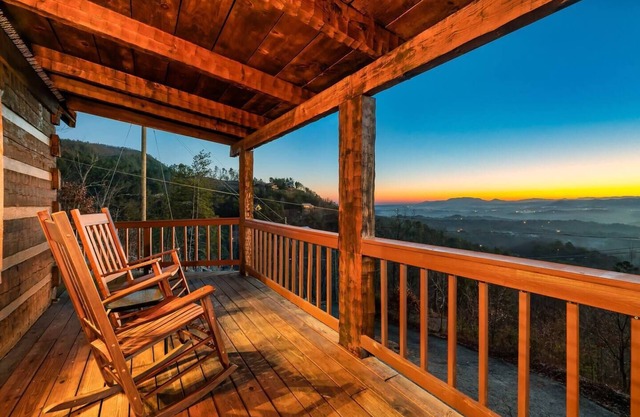 Heavenly Views, Hot Tub, Short Drive to Fun