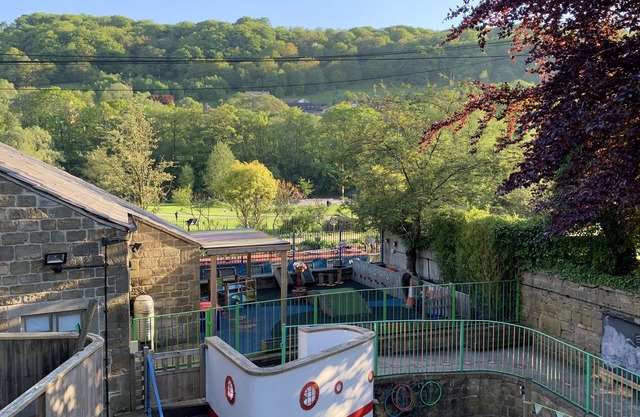 Hebden Bridge - House - Sleeps 8 - Pet Friendly