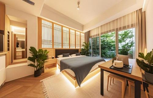 Heinemann Hotel standard king room Building A with a jacuzzi and a local