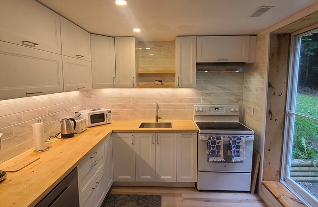 Hello Muskoka! 1 Private Bedroom, Queen Bed - 1 Private Bathroom - Entire Space