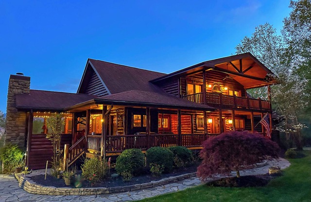 Hemlock Haven: Luxury Log Retreat w/Sauna, Saloon & Blue Ridge Views