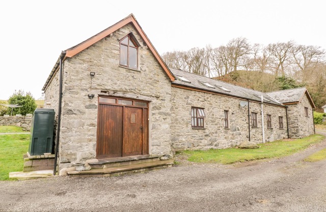 HEN YSGUBOR COTTAGE, pet friendly, character holiday cottage in Bala