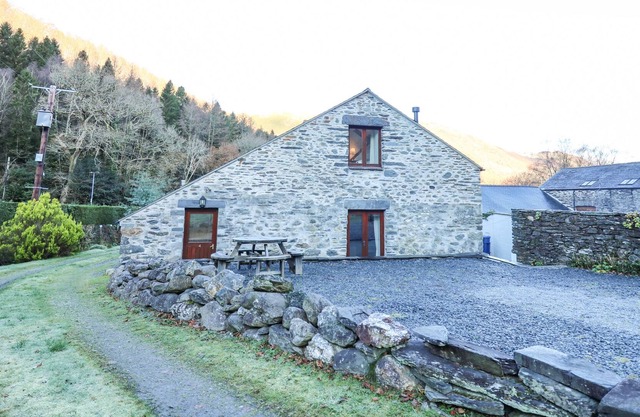 HENDRE BACH BARN, pet friendly, with open fire in Abergynolwyn
