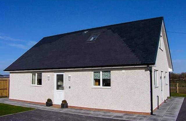 HENDRE, family friendly, with open fire in Ruthin