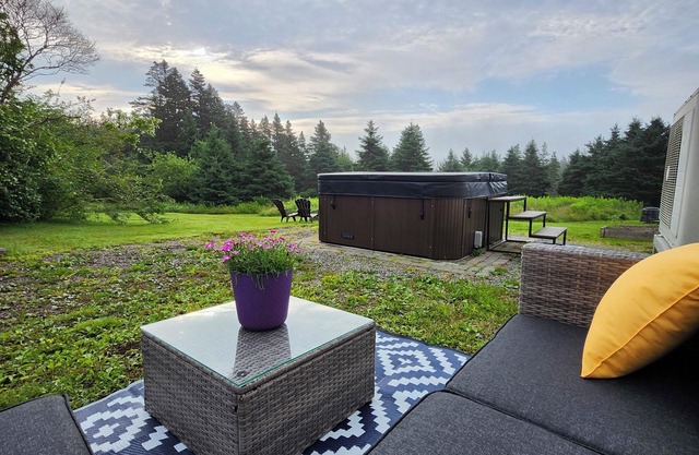 Hens & Honey Farmhouse - Relaxing Hot Tub, Free visits with Goats and Chickens.