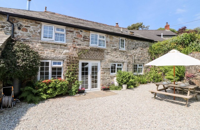 HENWOOD BARN, pet friendly, character holiday cottage in Upton Cross