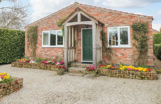 HERB COTTAGE, romantic, with a garden in York
