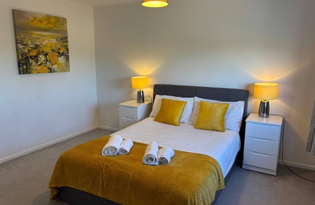 HEREFORD – Kestrel House: 4-Bed Home North of City, Parking for 2, Sleeps 7