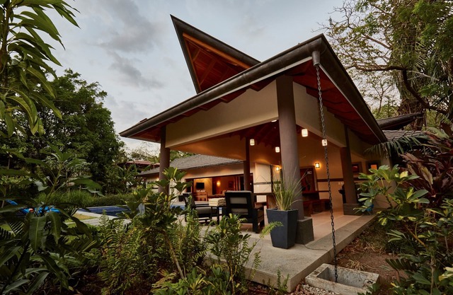 Hermandad, Nearby Surfing Beach, Gorgeous 4 BDR home located very close to the Beach Dog Cafe