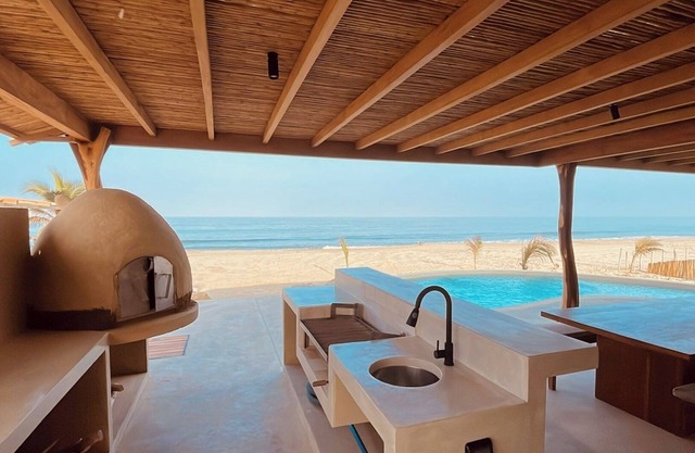 Hermosa casa con piscina frente al mar