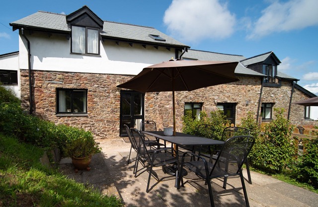 Heron Cottage - Countryside cottage with a pool