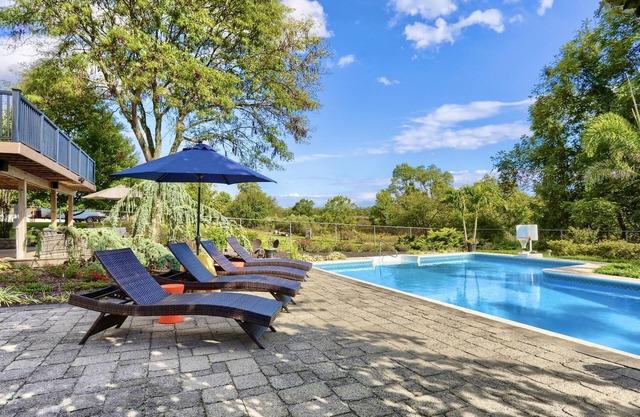 Hershey Attractions! Fire Pit, Hot Tub, Pool, Game Room and 15 Mins To Hershey!