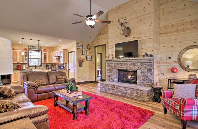 Hiawassee Cabin w/Game Room - 9 Mi to Chatuge Lake