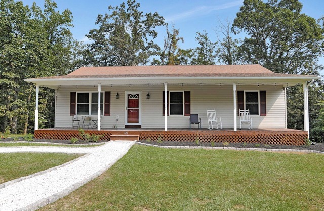 Hickory House - Mountain home with Hiking, Wineries, Hot tub & more!