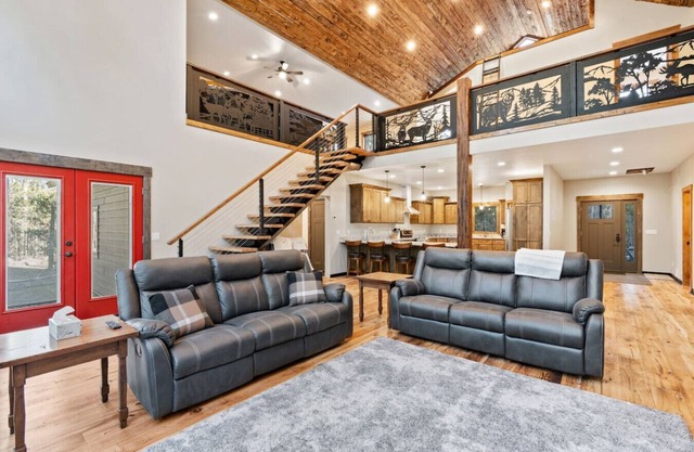 Hidden Bear | Game Room - Near Yellowstone - Modern Lodge!