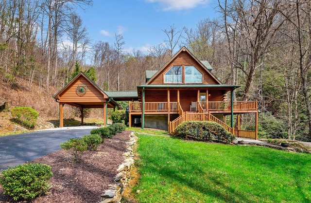 Hidden Falls Cabin -Waterfall, Hot Tub, Private!