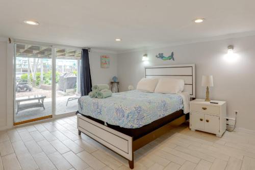 Hidden Gem 2 Bedroom 2 Bathroom Condo steps to the Beach!