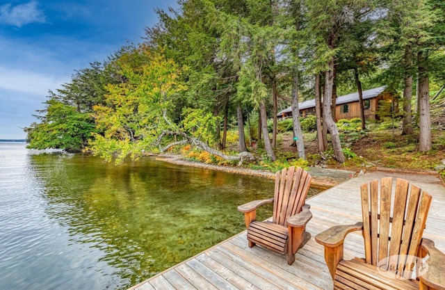 Hidden island gem on Lake Joe! Cozy and rustic 3bdrm with 500' of shoreline!