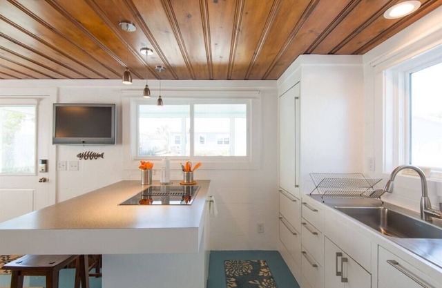 Hideaway Cottage - Renovated Private Retreat, just steps to the beach!