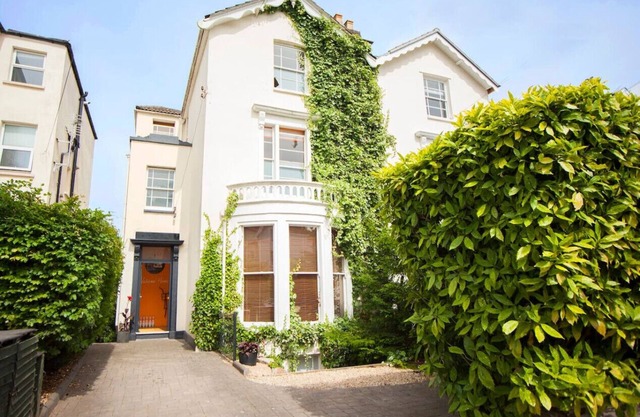 higgihaus #46 Beautifully Appointed 5-Bedroom Victorian House
