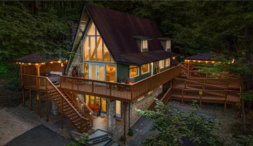 High Bear Activity, Handicap Ramp, Hot Tub, Fire Table, Game Room, Family Cabin