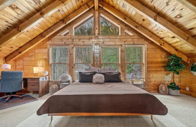 High-end Luxury Cabin Sauna Hot Tub Gameroom