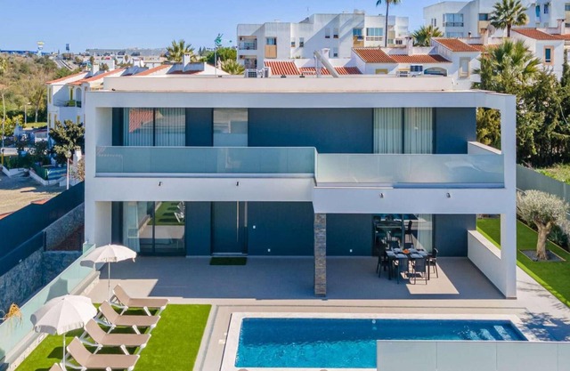 High-quality villa with pool, AC and games room.