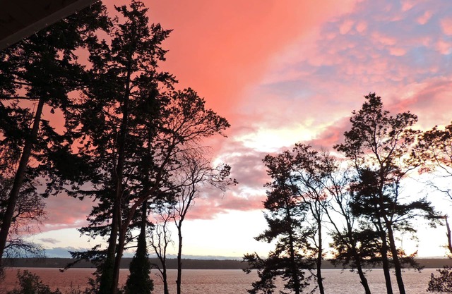 Highbank waterfront with hot tub, firepit, crab boat, pots and 2 single kayaks!