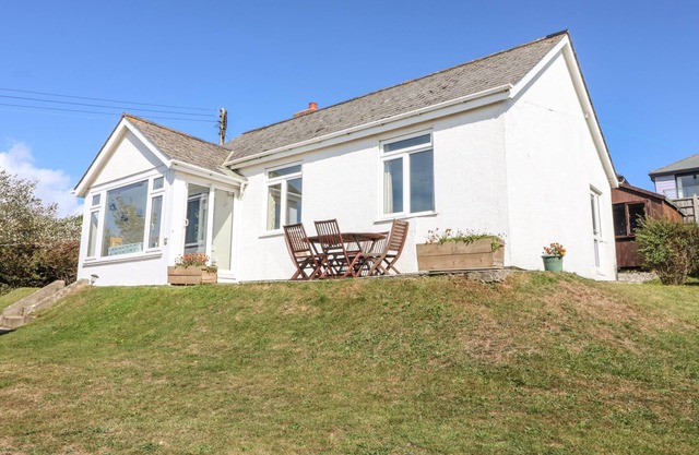HIGHDOWN, pet friendly, country holiday cottage in Bigbury-On-Sea