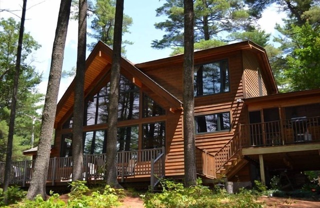 Highland Lakefront Haven- Private Dock, Swim, Kayak and Views of Mt. Washington!