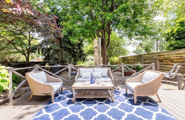 Highlands 4 BD 2.5 BA backyard oasis+chef kitchen fire pit bbq