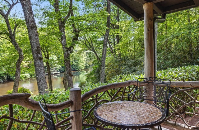 Highlands cabin on scenic pond, 6 min drive to downtown & pet friendly!