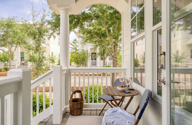 Hiker House by AvantStay | Beachy 4BR w/Communal Pool + Porch