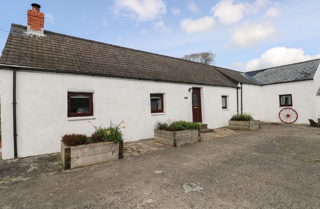 HILL TOP FARM COTTAGE, family friendly, with open fire in Narberth