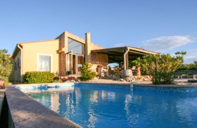 Hill-top haven with private pool and endless views