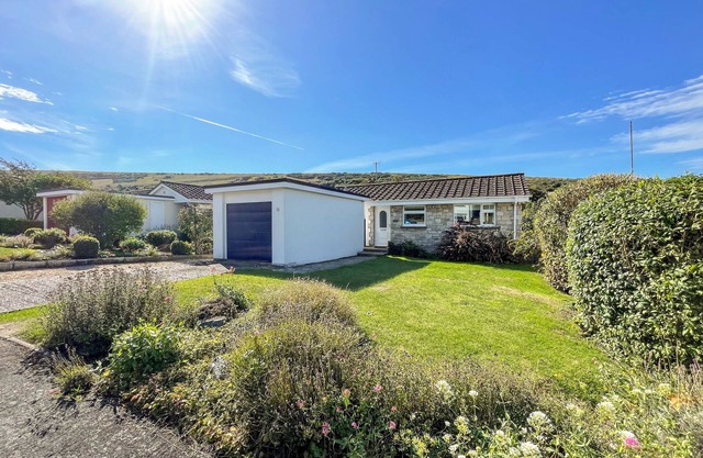 HILL VIEW, pet friendly, character holiday cottage in West Lulworth