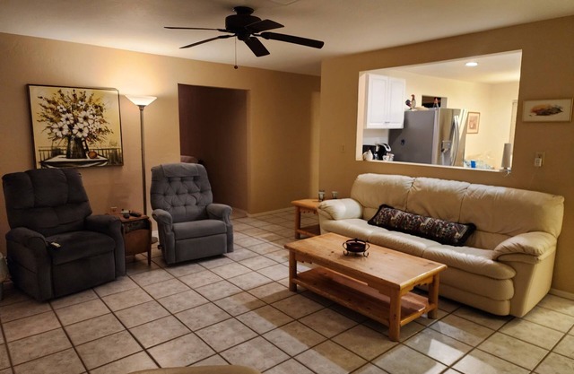 Hillside Haven 3BR 2BA +Den, 3 beds+1 futon, Spectacular Views, Full Kitch, WiFi