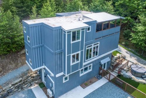 Hillside Hideaway- Container Home in Blowing Rock (4 miles from Appalachian Ski Mountain)