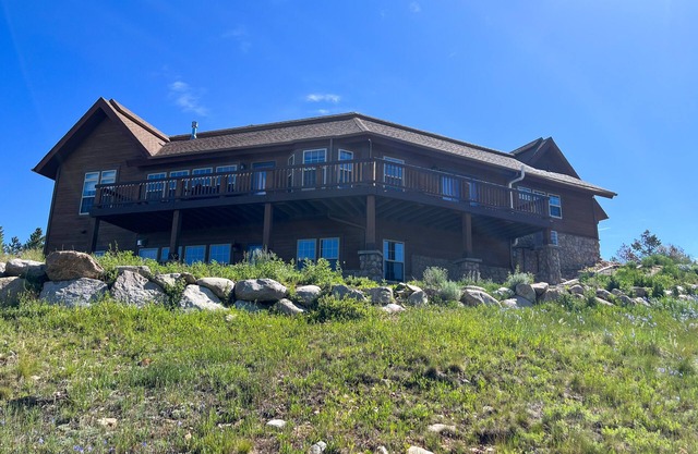 Hillside home with panoramic mountain views, deck, gas firepit & pool table